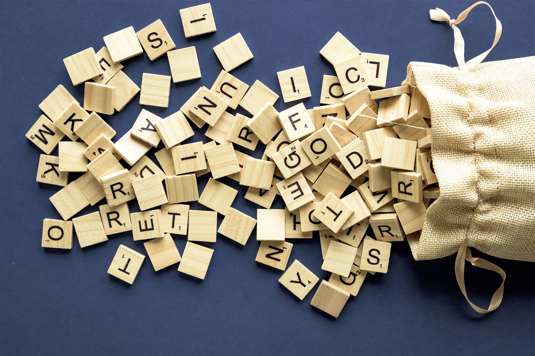 Peças de letras de madeira para jogo educativo