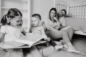 Família lendo um livro juntos em casa