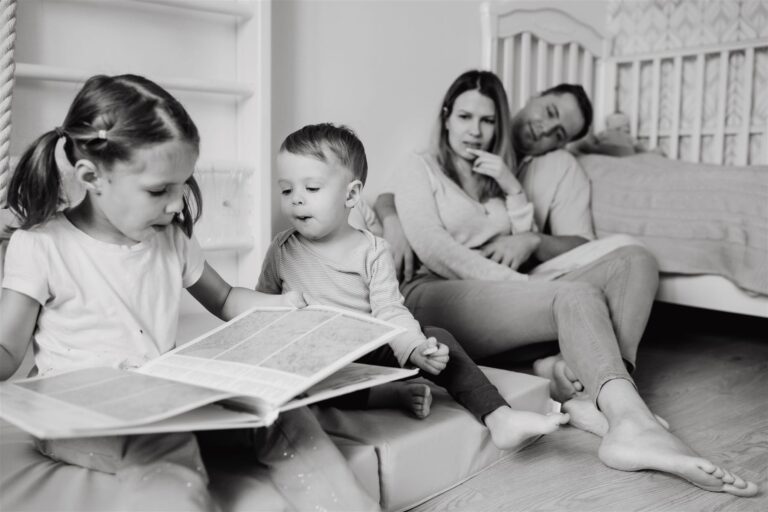 Família lendo um livro juntos em casa