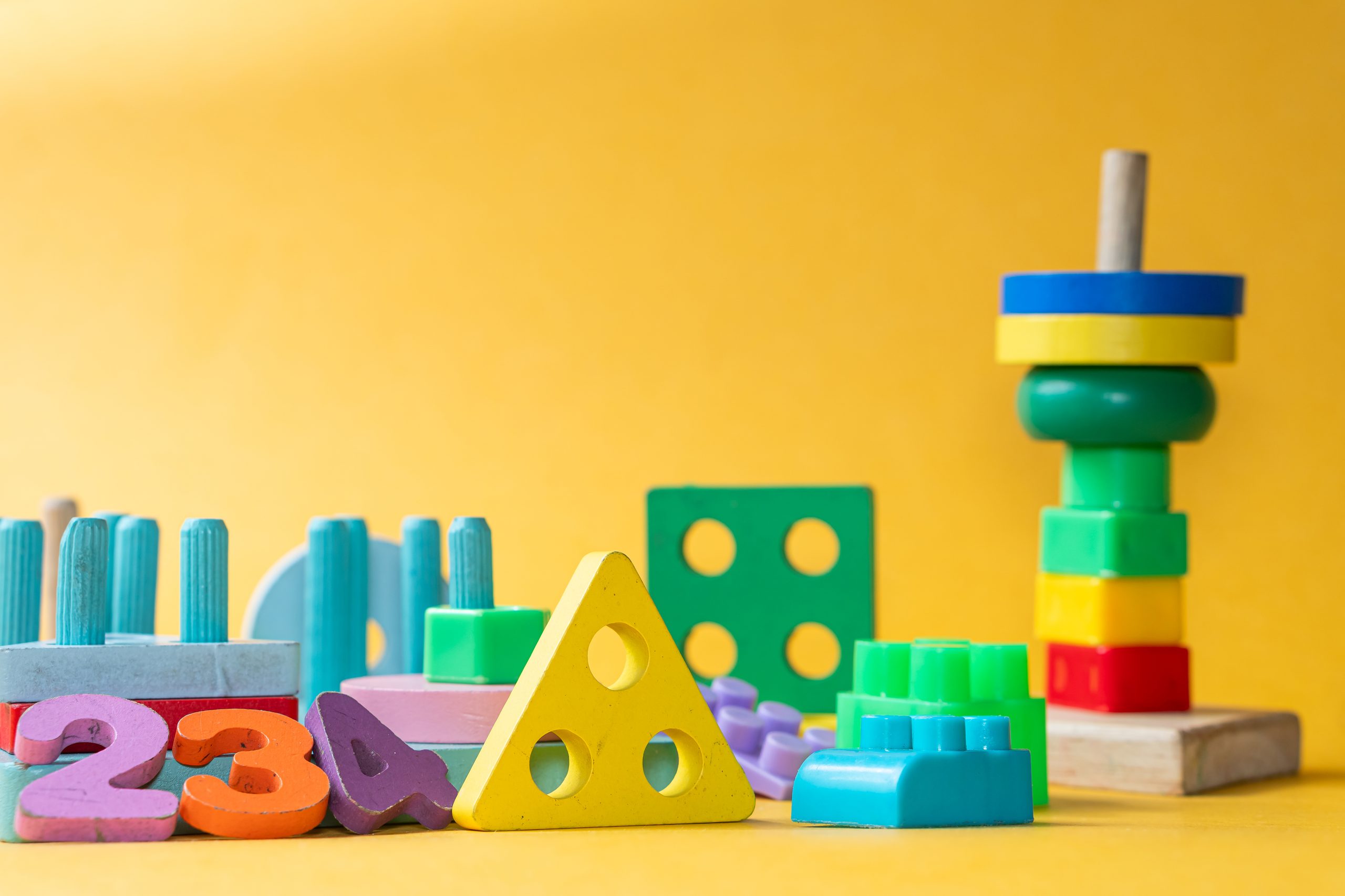 Brinquedos e jogos educativos coloridos de madeira